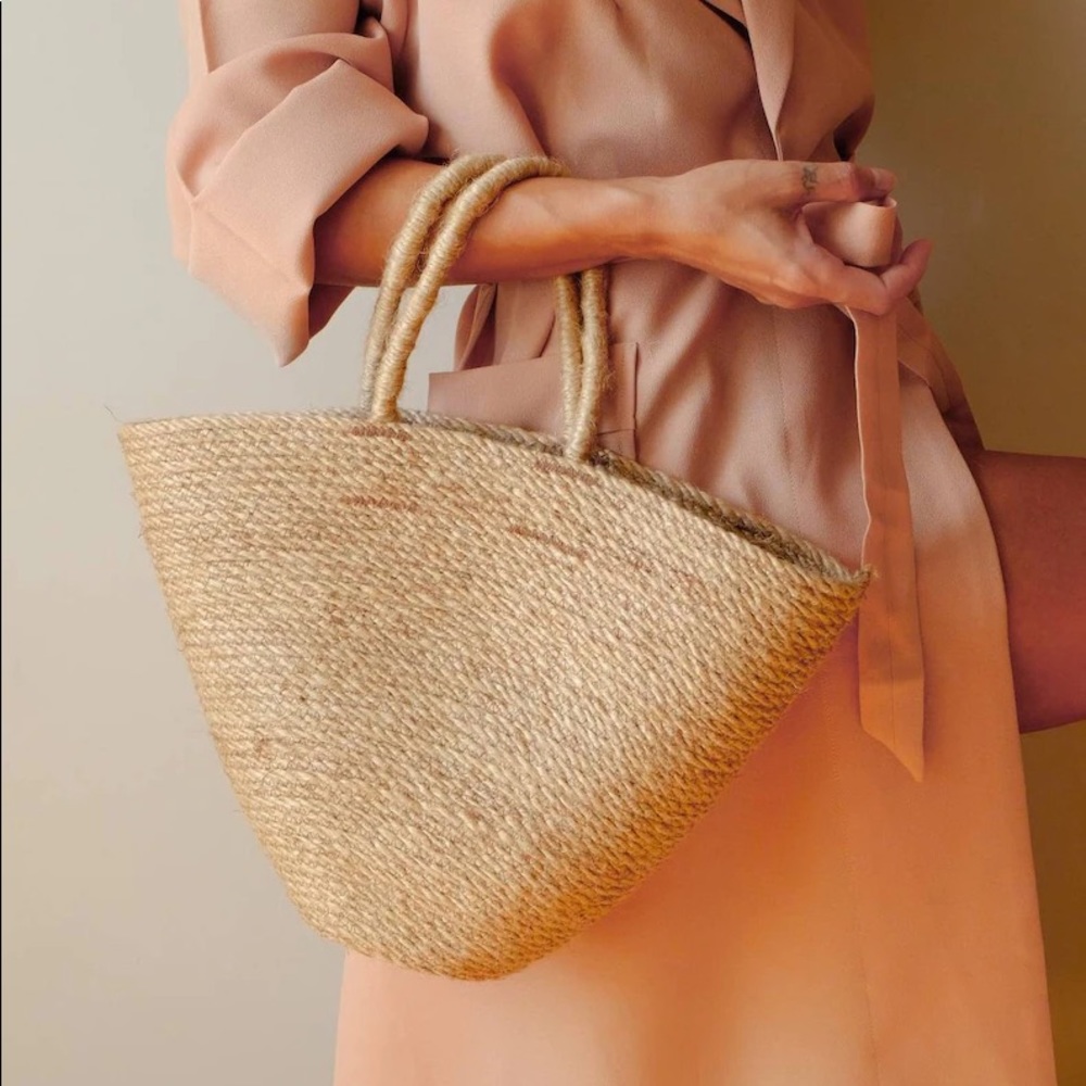 Beach basket bag made from jute from Nuagehome